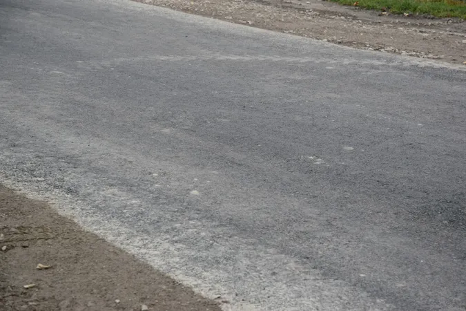 Попри війну у Луцькій громаді ремонтують дороги (фото)