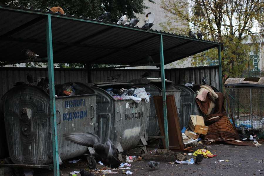 Лучани скаржаться на невивезене сміття (фото)