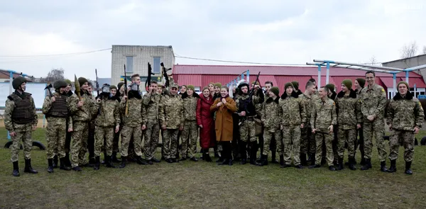 Дубинки, АК та шоломи: луцькі ліцеїсти відвідали військову частину Нацгвардії (фото)