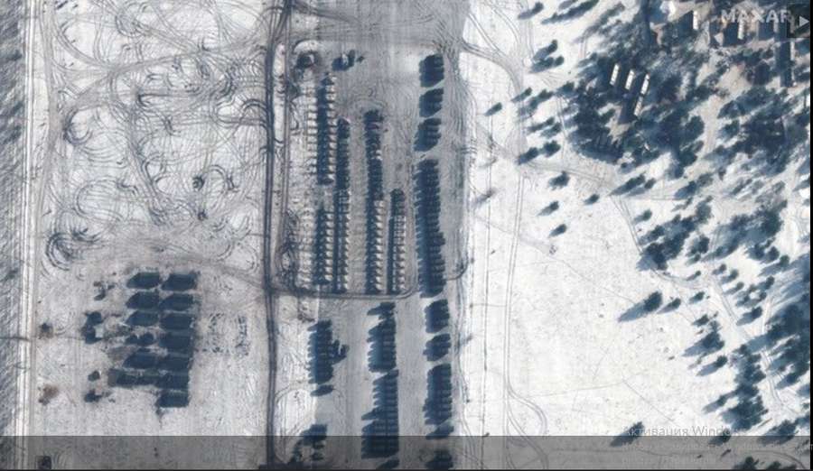 Супутники Maxar зробили нові знімки військової техніки РФ біля України