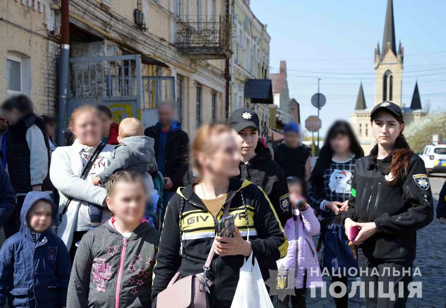 У Луцьку патрульні провели екскурсію для вимушених переселенців (фото)