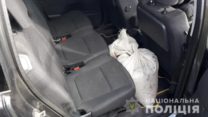 На Волині в авто рівненчан виявили понад центнер бурштину