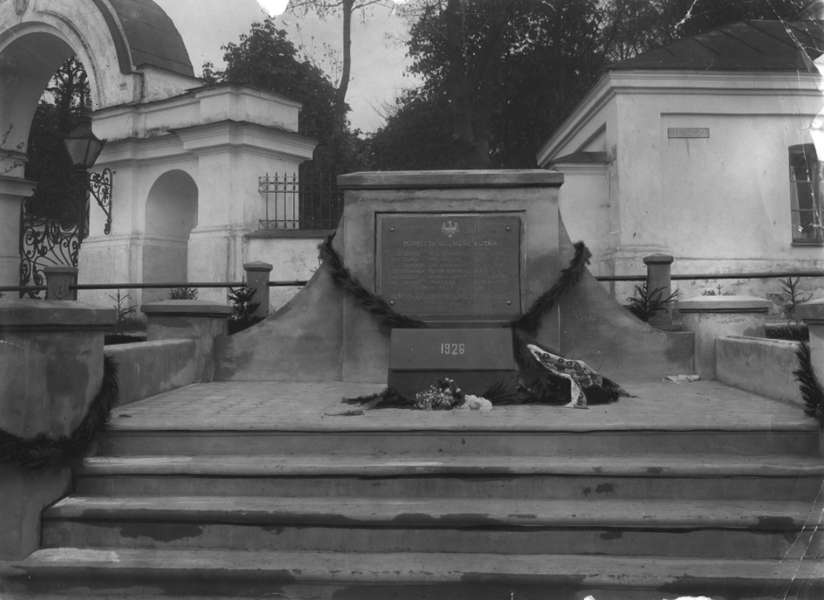 У 1926 році в Луцьку під собором встановили пам'ятник загиблим польським воякам за Луцьк. Зображення з Національного цифрового архіву Польщі