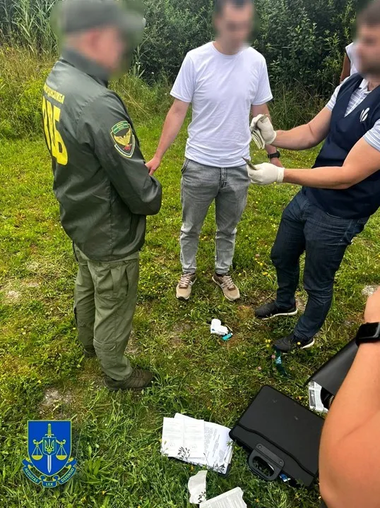 Контрабанда сигарет: на Волині на хабарі зловили прикордонника (фото)