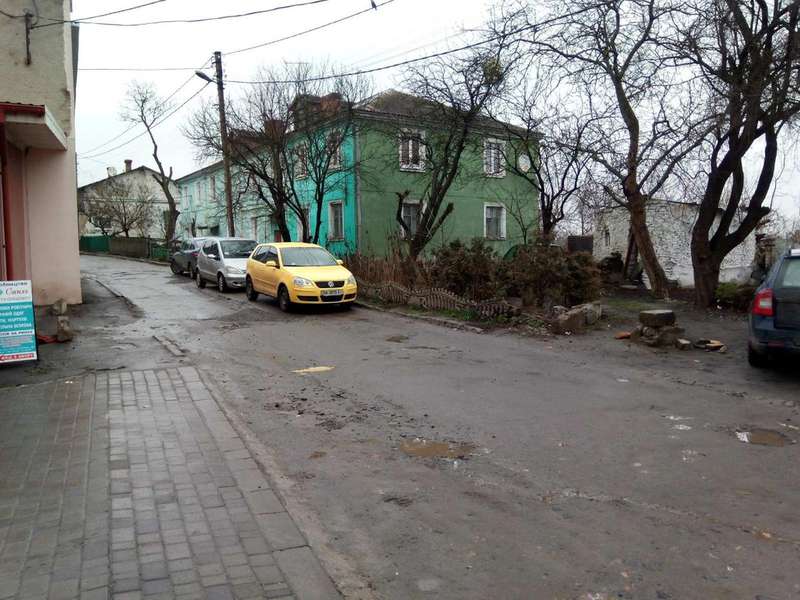 У Луцьку скаржаться на стихійне паркування у центрі міста (фото)