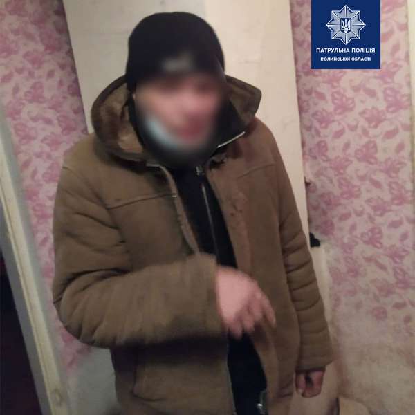 На зупинці в Луцьку патрульні в снігу знайшли чоловіка (фото)