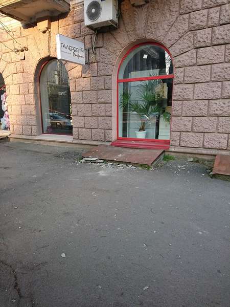 У центрі Луцька обвалюється балкон (фото) 