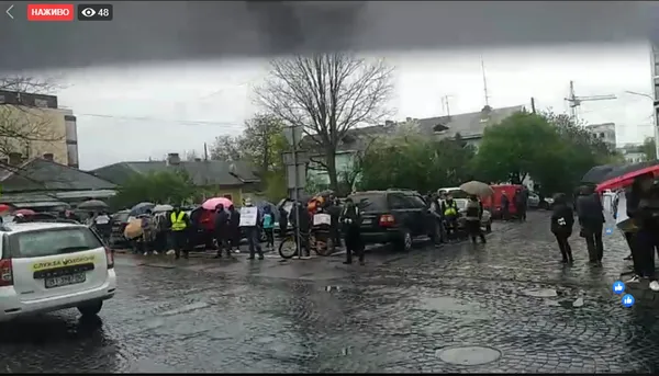 Хочуть працювати: підприємці прийшли під стіни Луцькради з протестом (фото, відео)