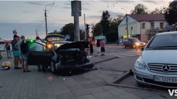 Автівки вщент: біля Старого ринку у Луцьку «влупилися» Audi та Volkswagen (фото)