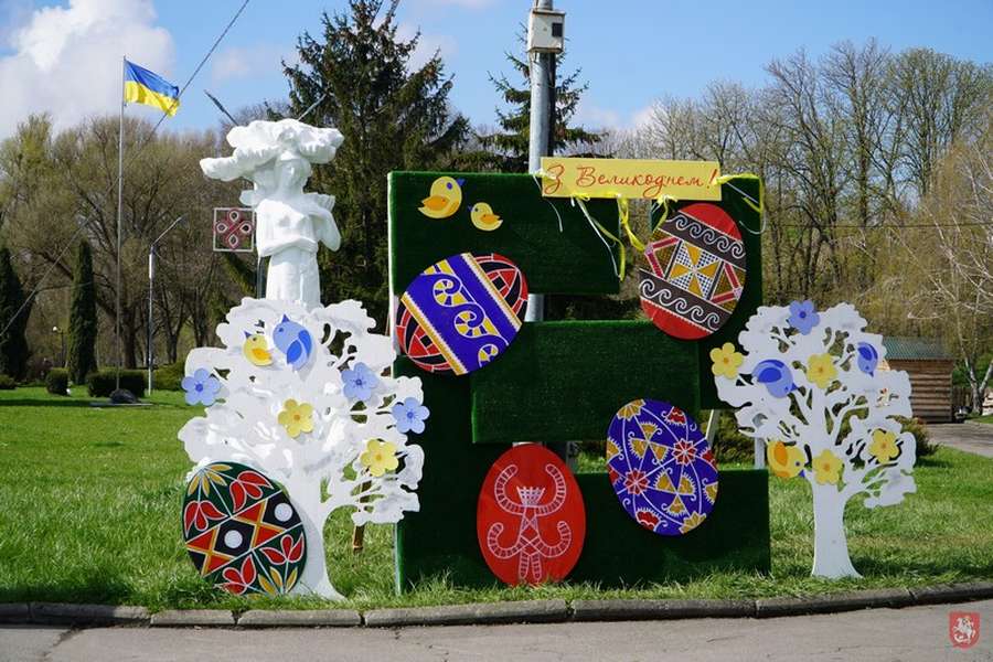 Володимир великодній: місто прикрасили гігантськими яйцями (фото)