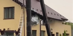 У Луцьку через удар блискавки спалахнув будинок (відео, оновлено)