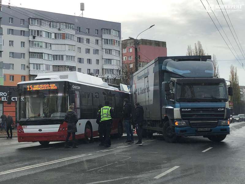 У Луцьку зіткнулися тролейбус і вантажівка (фото, відео)
