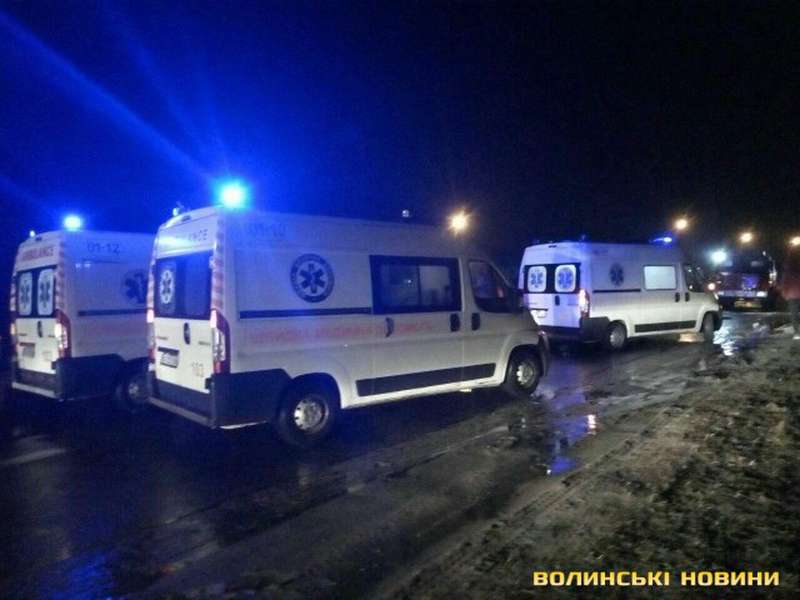 Масштабна ДТП під Луцьком: загинули таксист і пасажирка, її доньку госпіталізували (фото)