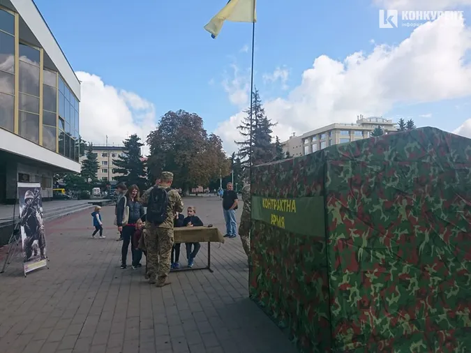 Автомобіль і автомати: в центрі Луцька військові показують озброєння (фото)