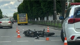 На Перемоги в Луцьку аварія: мотоцикліста забрали в лікарню (ФОТО)