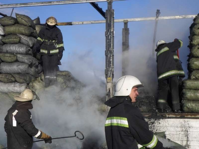 На Рівненщині спалахнула вантажівка, яка везла деревне вугілля на Волинь