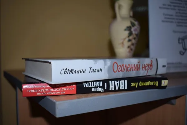 У луцькому ЦНАПі з'явилася поличка для обміну книгами (фото)