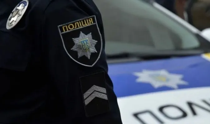 До волинського відділу поліції прийшов чоловік з автоматом