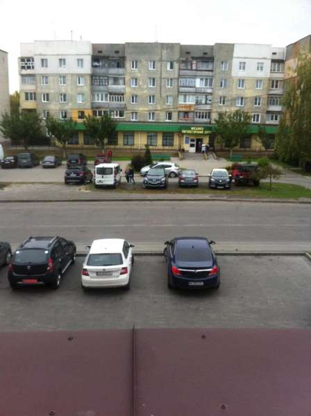 Теремнівська: водії паркуються просто посеред газону (фото, відео)