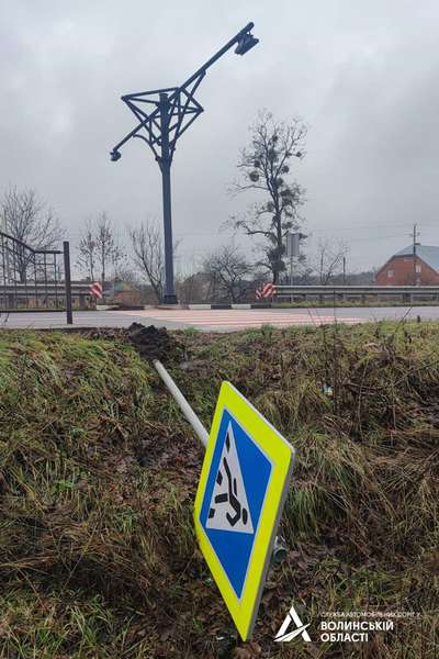 На дорозі під Луцьком вандали збили п’ять стійок з дорожніми знаками (фото)