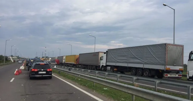 Українці станцювали в черзі на кордоні з Польщею (відео)