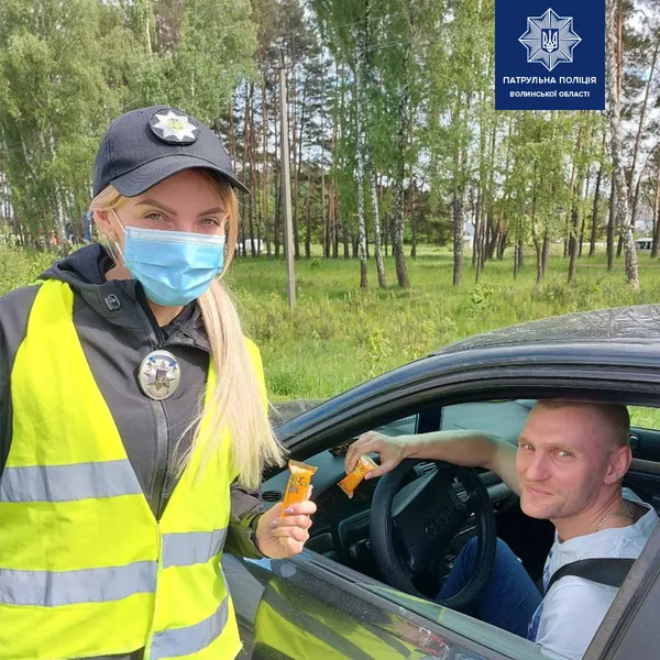 У Ковелі патрульні дякували і роздавали цукерки взірцевим водіям (фото)