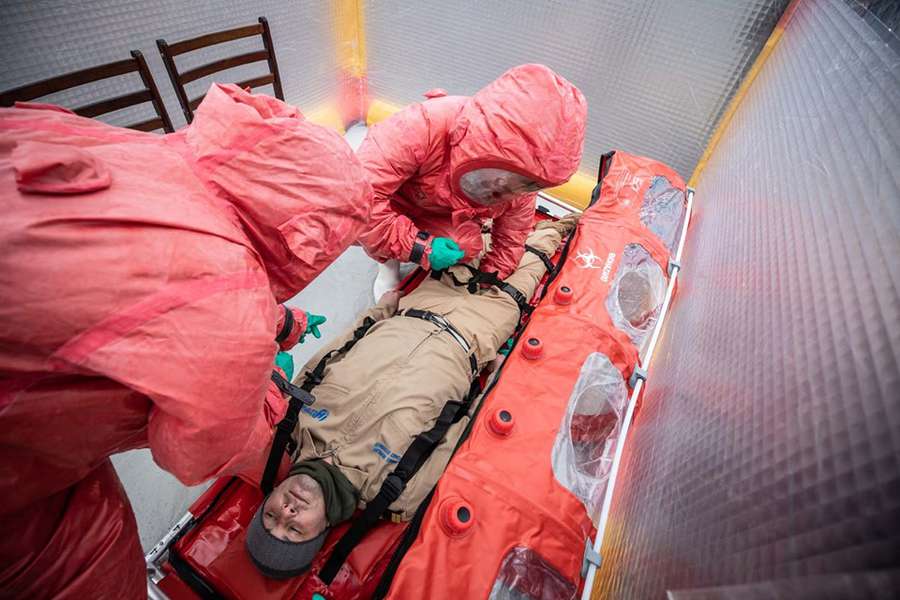 Українські рятувальники отримали спеціальний вертоліт для хворих на коронавірус (фото)