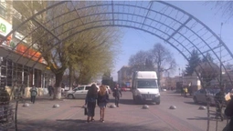 У центрі Луцька встановлюють святкові арки (фото)