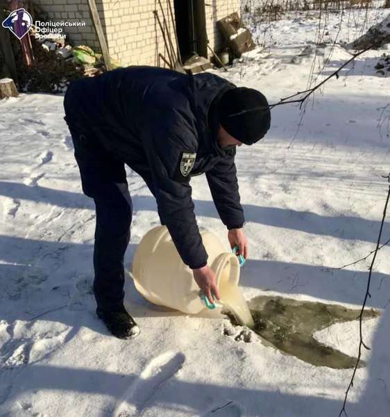Перевіряли «точки»: на Волині поліцейські вилили десятки літрів самогону (фото)