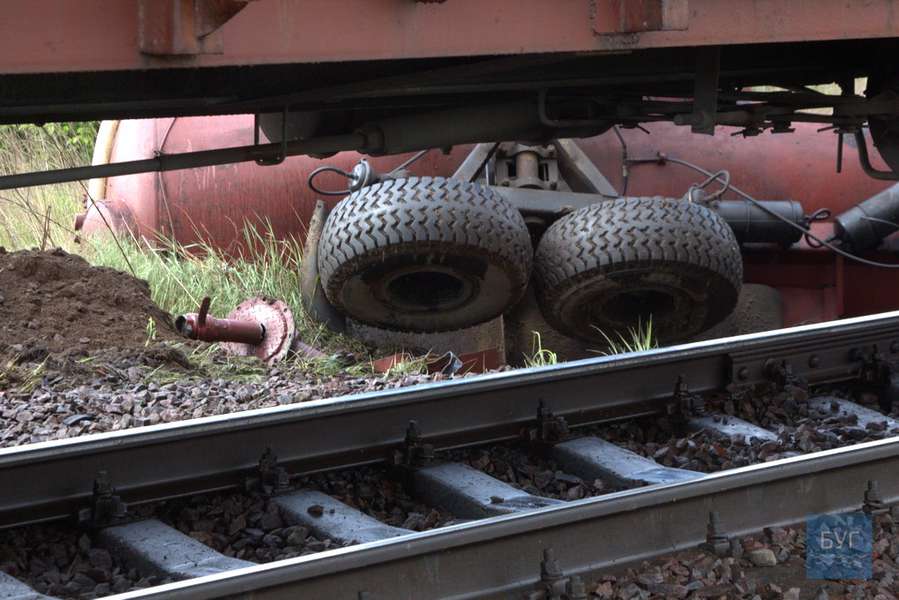 На Волині поїзд наїхав на трактор (фото, відео)