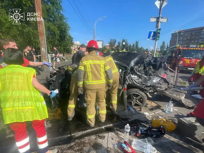 Жахлива ДТП у Києві: авто на швидкості влетіло у підземний перехід (відео) (оновлено)