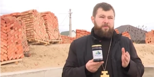На Волині священник продає чорничне варення, щоб побудувати храм (відео)