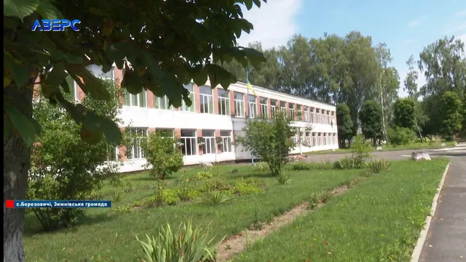 Батьки учнів ліцею в селі на Волині б'ють на сполох через укриття-довгобуд (відео)