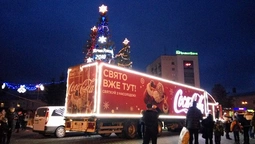 Святкова фура "Coca-Cola" доїхала до головних ялинок Луцька (фото) 