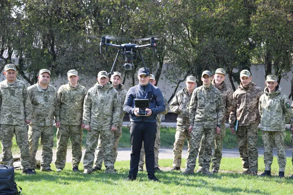 Луцькі прикордонники вчаться керувати безпілотниками (фото)