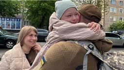 У Луцьку рідні зустріли воїна, який повернувся з Донеччини (фото, відео)