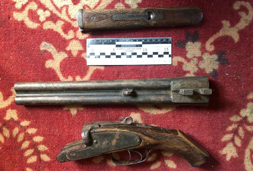 Дві гранати та обріз: у жителів Луцького району знайшли незаконну зброю (фото)