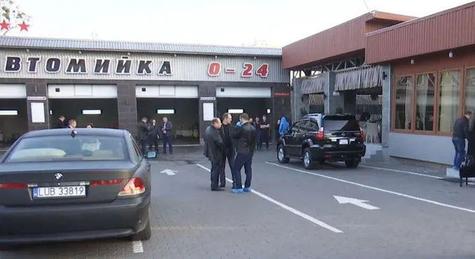 Одного з підозрюваних у стрілянині на мийці хотіли випустити на волю