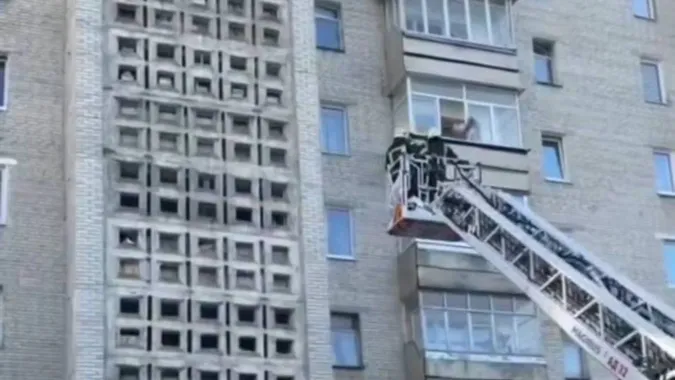 У Луцьку рятувальники запобігли самогубству чоловіка, який хотів стрибнути з п'ятого поверху (відео)
