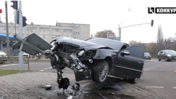 Показали момент ДТП у Луцьку, внаслідок якого Mercedes «завис» на стовпчику (відео)