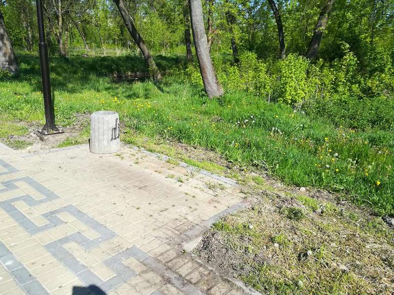 У парку в Луцьку вандали кинули лавку в канал (ФОТО)
