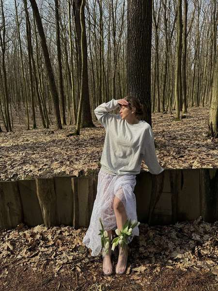 Відома блогерка у прозорих гумачках прогулялася волинським лісом (фото)
