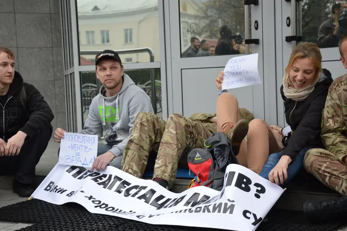Луцькі активісти «лежали» під адмінсудом проти поновлення «ментів» (оновлено)
