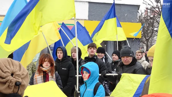 День Соборності у Луцьку: люди утворили ланцюг єдності (фото)