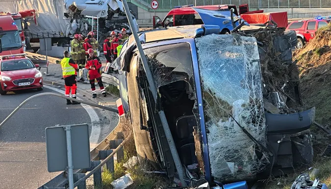 У Польщі перекинувся автобус з українцями, у місце аварії згодом влетіла фура (фото)
