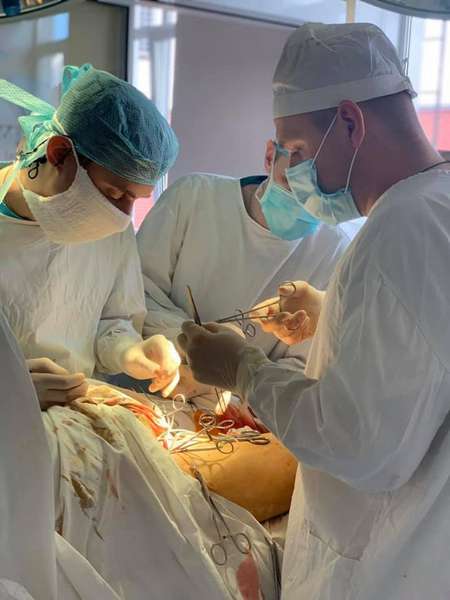 Ковельські хірурги провели складні операції (фото 18+)