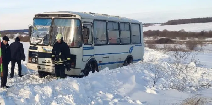 На Волині рейсовий автобус потрапив у снігову пастку (фото)