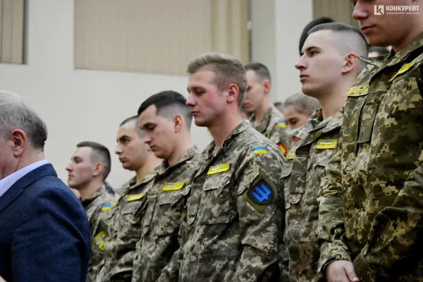 У Луцькому НТУ вручили погони молодшим лейтенантам (фото)