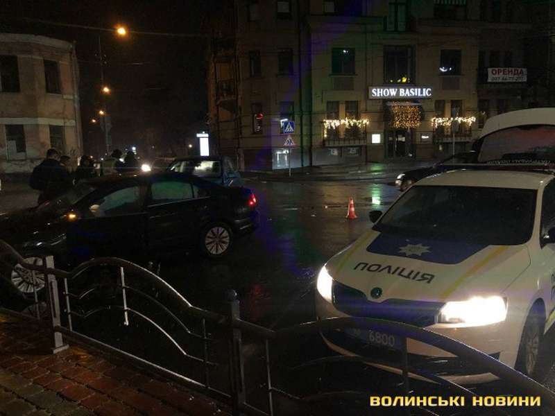 Аварія у центрі Луцька: одна з автівок «поцілувала» огорожу (фото, відео)