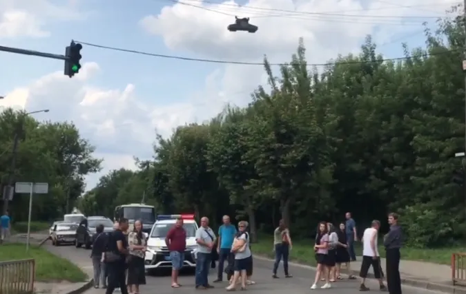 Лучани перекрили рух вулицею Шевченка: утворився затор (відео)